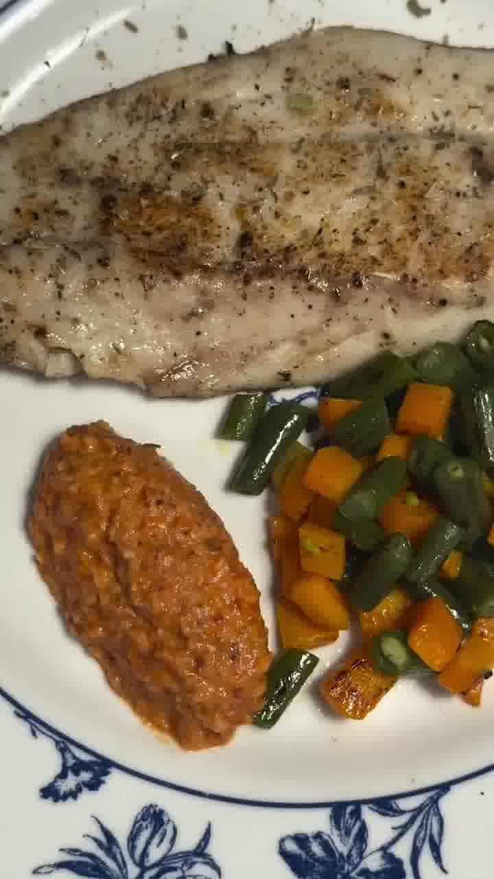 Molho romesco servido com filé de pescada defumada grelhada.